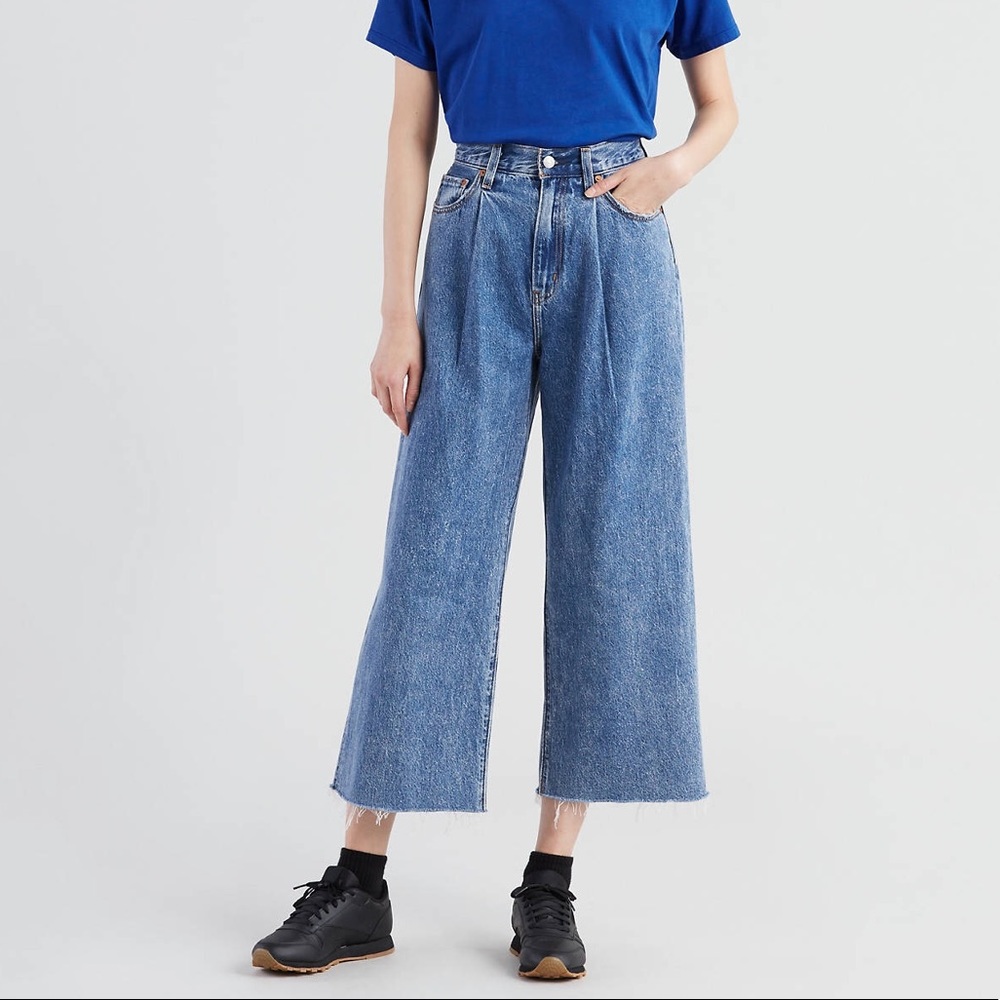 Levi’s Pleated Ribcage Crop Jean
